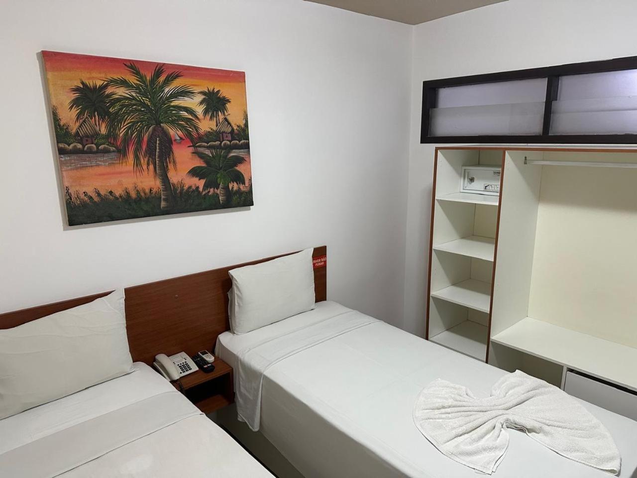 Quarto com 2 Camas de Solteiro
